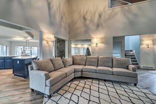 Mountaintop Wintergreen Resort House with Deck in Roseland, USA