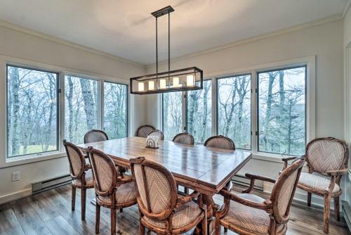 Mountaintop Wintergreen Resort House with Deck in Roseland, USA
