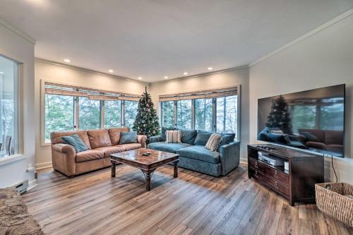 Mountaintop Wintergreen Resort House with Deck in Roseland, USA
