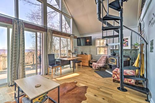 Great Cacapon Cabin with Mountain Views in Great Cacapon, USA