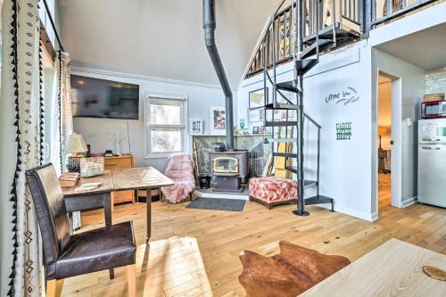 Great Cacapon Cabin with Mountain Views in Great Cacapon, USA