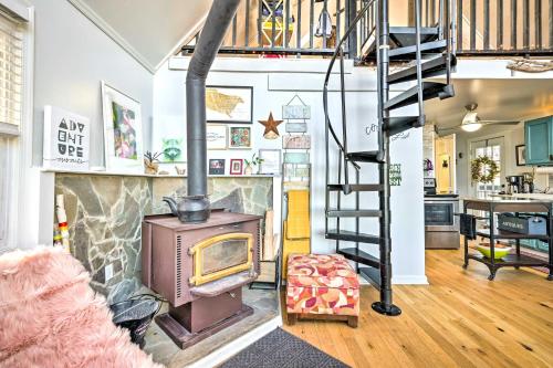 Great Cacapon Cabin with Mountain Views in Great Cacapon, USA