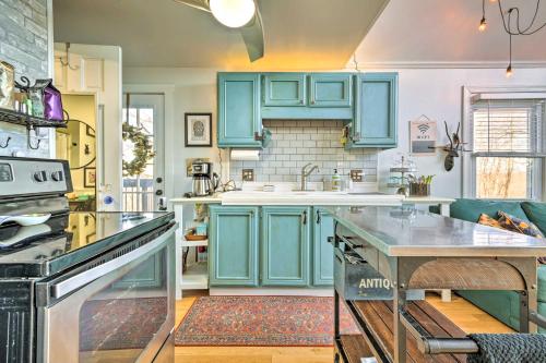 Great Cacapon Cabin with Mountain Views in Great Cacapon, USA