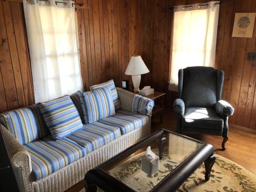 BlackBeard's Retreat - Historic and Pet Friendly cottage