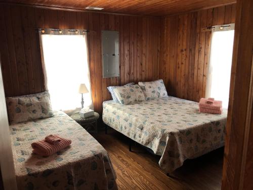 BlackBeard's Retreat - Historic and Pet Friendly cottage