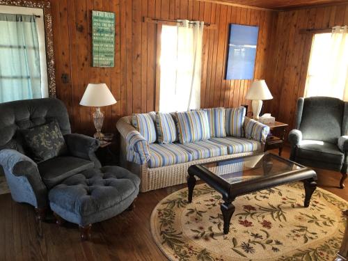 BlackBeard's Retreat - Historic and Pet Friendly cottage