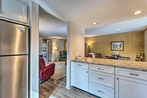 Single-Story Fairfield Bay Condo with Deck! in Fairfield Bay