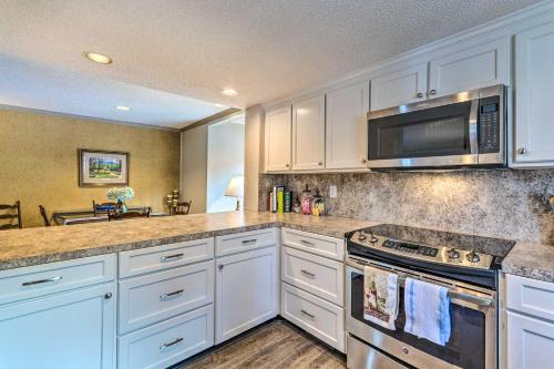 Single-Story Fairfield Bay Condo with Deck! in Fairfield Bay