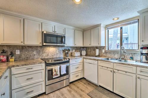 Single-Story Fairfield Bay Condo with Deck! in Fairfield Bay