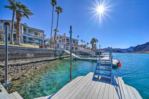. Parker Studio Nestled on the Colorado River!