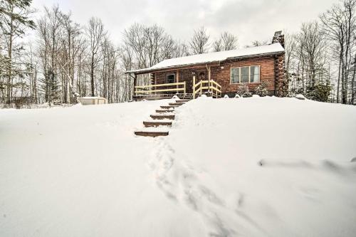 . Cambridge Springs Cabin Near French Creek!
