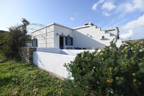 Lovely Studio Apartment For 2 Ppl In Tinos in Tinos