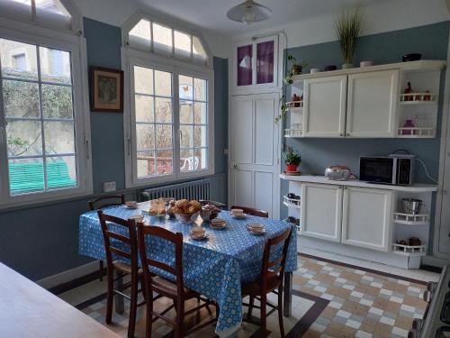 Maison Violette en Berry - chambres d'hotes vintage face au marche d'Aigurande - Montchevrier