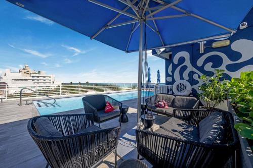 Ocean Drive Apartments with Rooftop Pool, South Beach, Miami in Miami Beach, USA