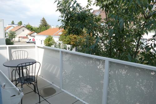 Cosy Modern Apartment with A/C and Balcony