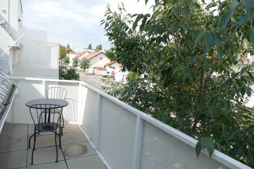 Cosy Modern Apartment with A/C and Balcony