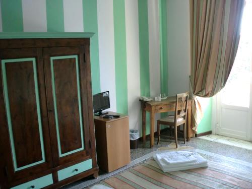 Superior Double Room with Balcony image 8