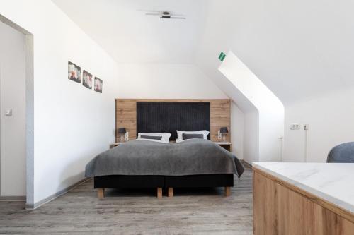 1 king bed, 2 twin beds