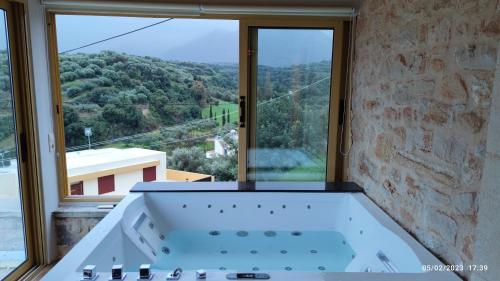 Hot tub, Cretan Traditional Home in Tilisos