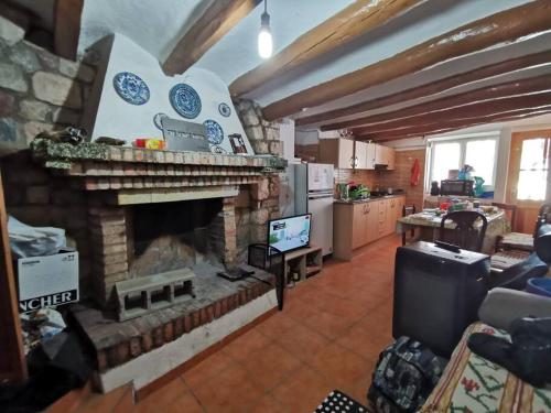 agradable casa rural con chimenea y aire acondicionado