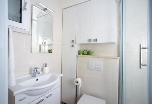 Apartment Lina near beach&Old town - image 5