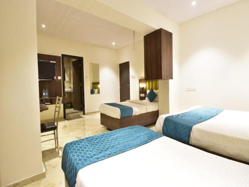 1 king bed, 2 twin beds