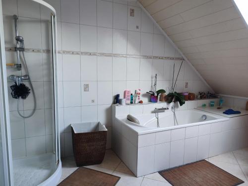 Vannas istaba, chambre chez l'habitant aux Basses Besnardières (chambre chez l'habitant aux Basses Besnardieres) in Pontvallain