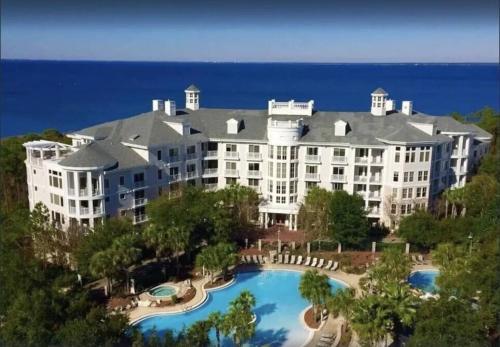 Baytowne Bliss - Luxury Condo with Resort Pool & Shuttle