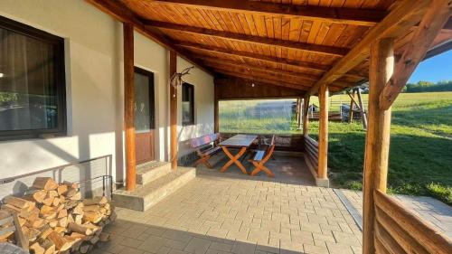 Балкон/тераса, Cabana cu ciubăr din Larguta (Cabana cu ciubar din Larguta) in Holbav