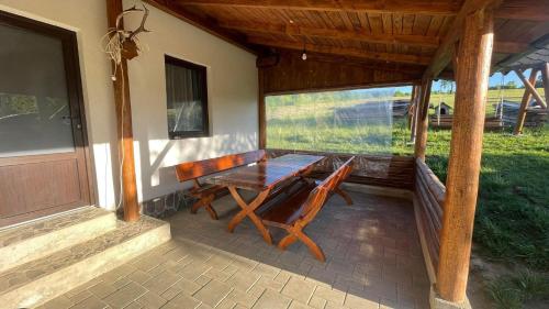 Балкон/тераса, Cabana cu ciubăr din Larguta (Cabana cu ciubar din Larguta) in Holbav