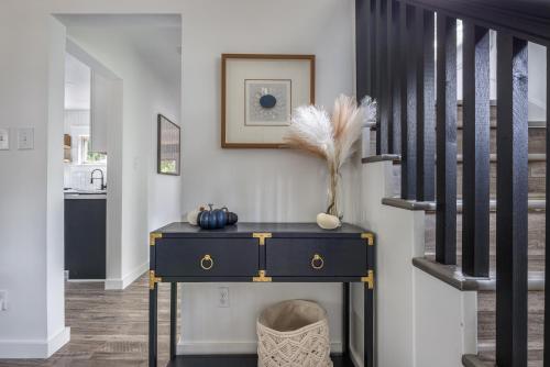 The Akron Retreat: Modern 3-Bedroom Oasis in Akron, USA