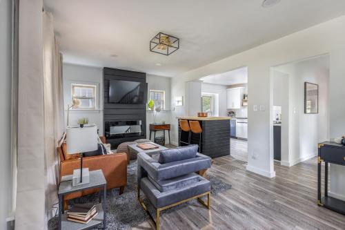The Akron Retreat: Modern 3-Bedroom Oasis photo 4