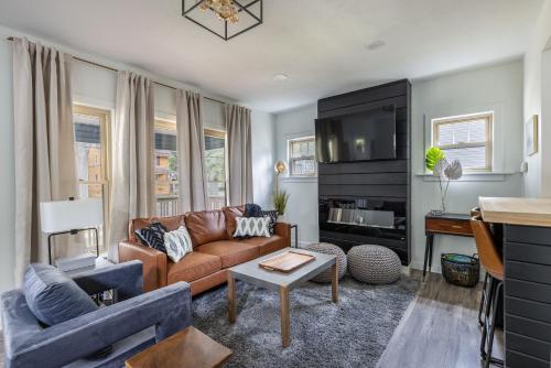 The Akron Retreat: Modern 3-Bedroom Oasis in Akron, USA