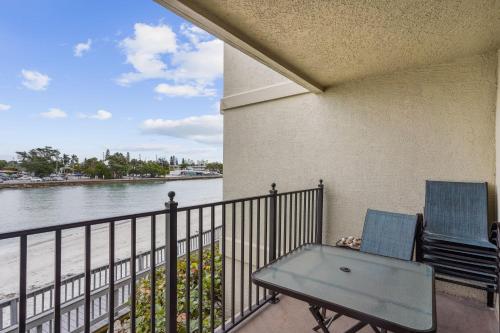 Land's End 204/4-Water View/Private Balcony/Pool/BBQ/Tennis - image 2