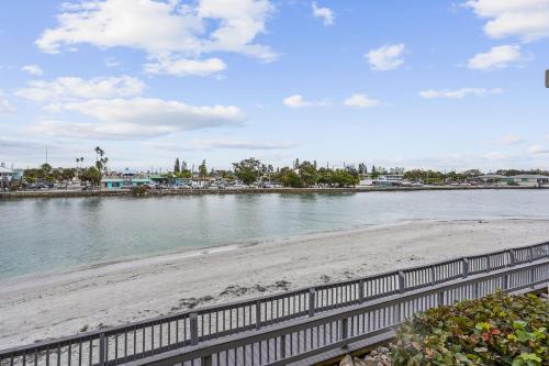 Land's End 204/4-Water View/Private Balcony/Pool/BBQ/Tennis - image 11