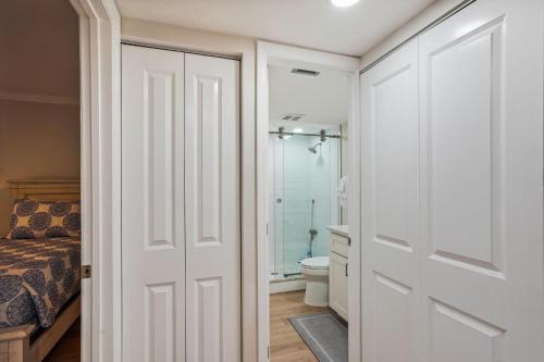 Land's End 204/4-Water View/Private Balcony/Pool/BBQ/Tennis - image 13