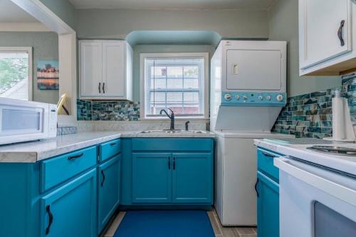 MIKA SPRINGS Beach Inspired Home! in Memphis, USA