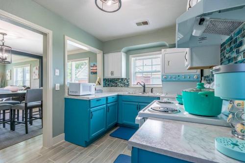 MIKA SPRINGS Beach Inspired Home! in Memphis, USA