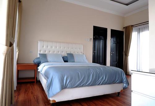 Blue Villa in Gunung Samarinda