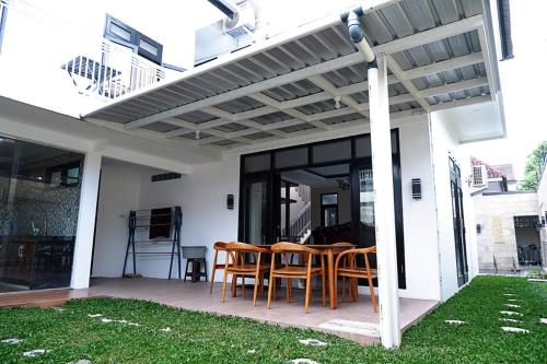 Градина, Blue Villa in Gunung Samarinda