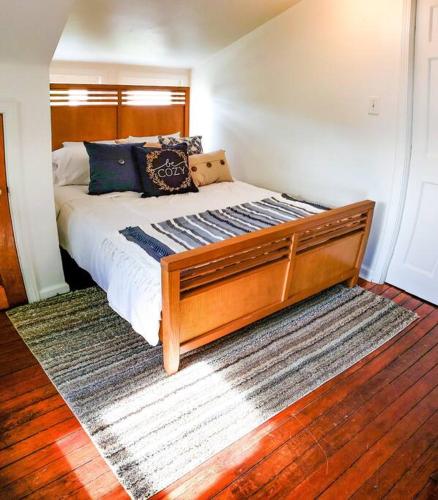 Cozy Cottage 10 mins to DTWN CLE Free Parking in Euclid, USA