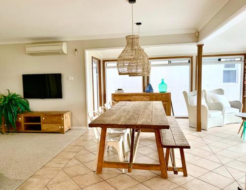 Beachfront Holiday Home with Late checkout in Lake Illawarra