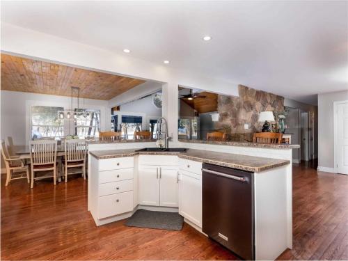 kuhinja, Cozy Escape, Kawarthas Cottage With Sauna in Trent Lakes