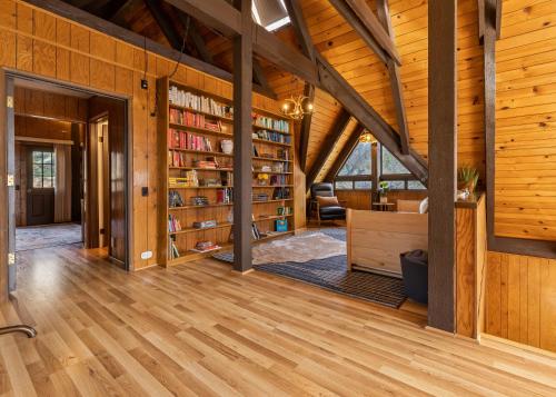 Hygge Haus Sequoia - Large Private Cabin w Views in Porterville
