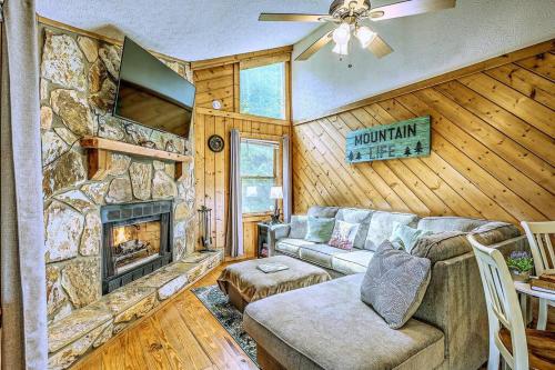 Peak-a-Blue Cabin - Watch Movies from Hot Tub, Mountain View, Bigfoot Bunker Game Room, Fire Pit, Oversized Deck, Screened-in Porch in Mineral Bluff, USA
