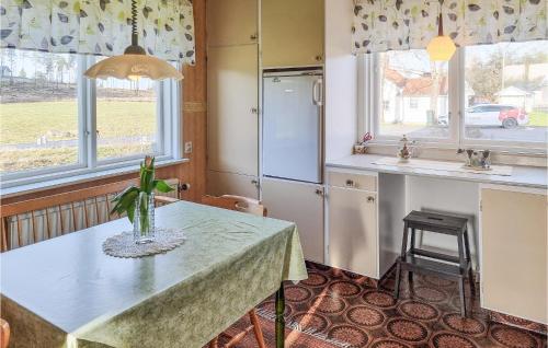virtuve, 3 Bedroom Lovely Home In Bullaren in Bullaren