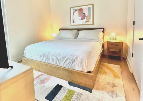 Brand New - Spacious Luxury Condo, Steps from Lake & Rainey for 4 in Austin, USA