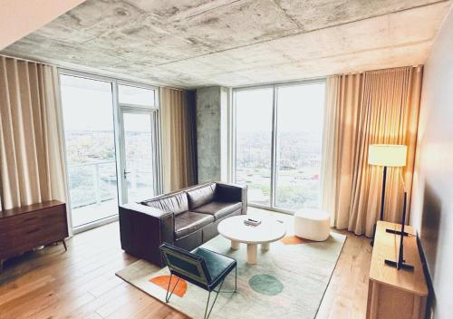 Brand New - Spacious Luxury Condo, Steps from Lake & Rainey for 4 in Austin, USA