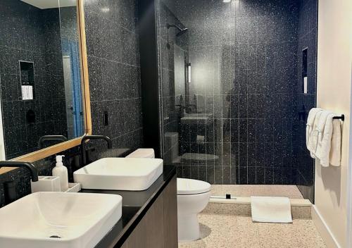 Brand New - Spacious Luxury Condo, Steps from Lake & Rainey for 4 in Austin, USA