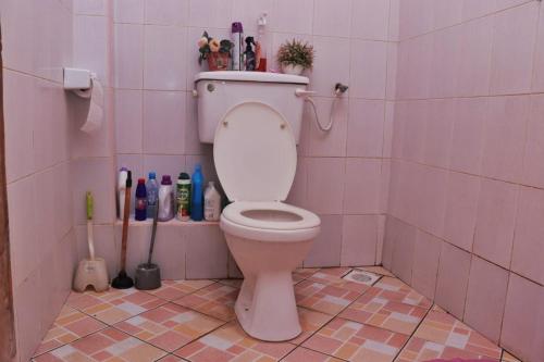 חדר אמבטיה, Lux Suites Mtwapa Studio Apartments in Mtwapa